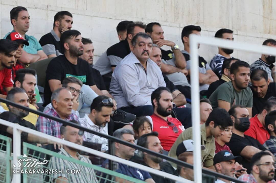 عکس| بادیگارد سابق جنیفر لوپز در استادیوم آزادی/ حمایت از صنعت نفت در ورزشگاه آزادی