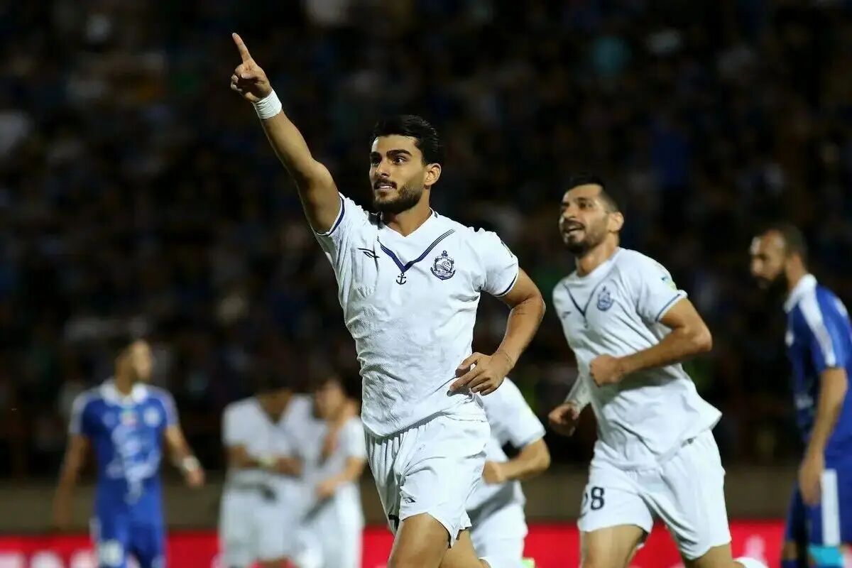 عواقب بزرگ کردن یک بازیکن جوان در فوتبال ایران؛ از این نیمکت به آن نیمکت! عواقب بزرگ کردن یک بازیکن جوان در فوتبال ایران؛ از این نیمکت به آن نیمکت!