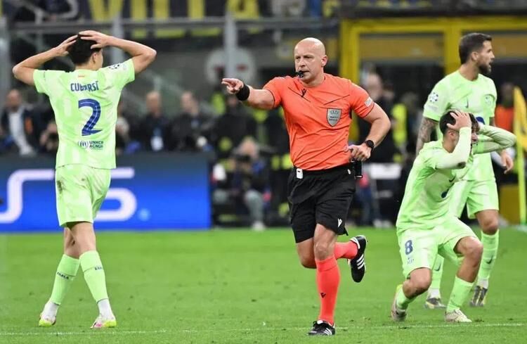 پاسخ تند داور بازی بارسا و اینتر به اعتراض کاتالانها: حرفهای احمقانهای بود! پاسخ تند داور بازی بارسا و اینتر به اعتراض کاتالانها: حرفهای احمقانهای بود!