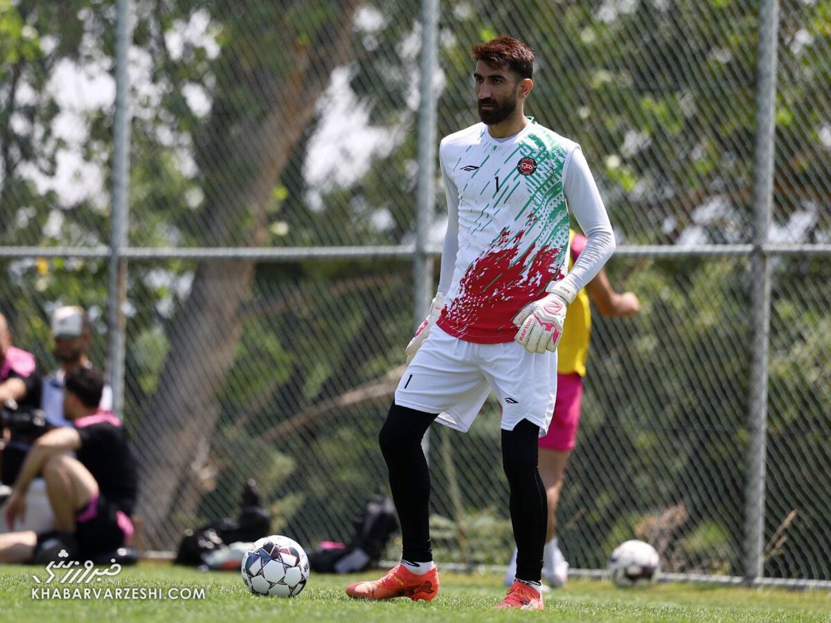 اعتراض استقلالیها بالا گرفت، این آقا حق بازی کردن مقابل ما را ندارد! اعتراض استقلالیها بالا گرفت، این آقا حق بازی کردن مقابل ما را ندارد!