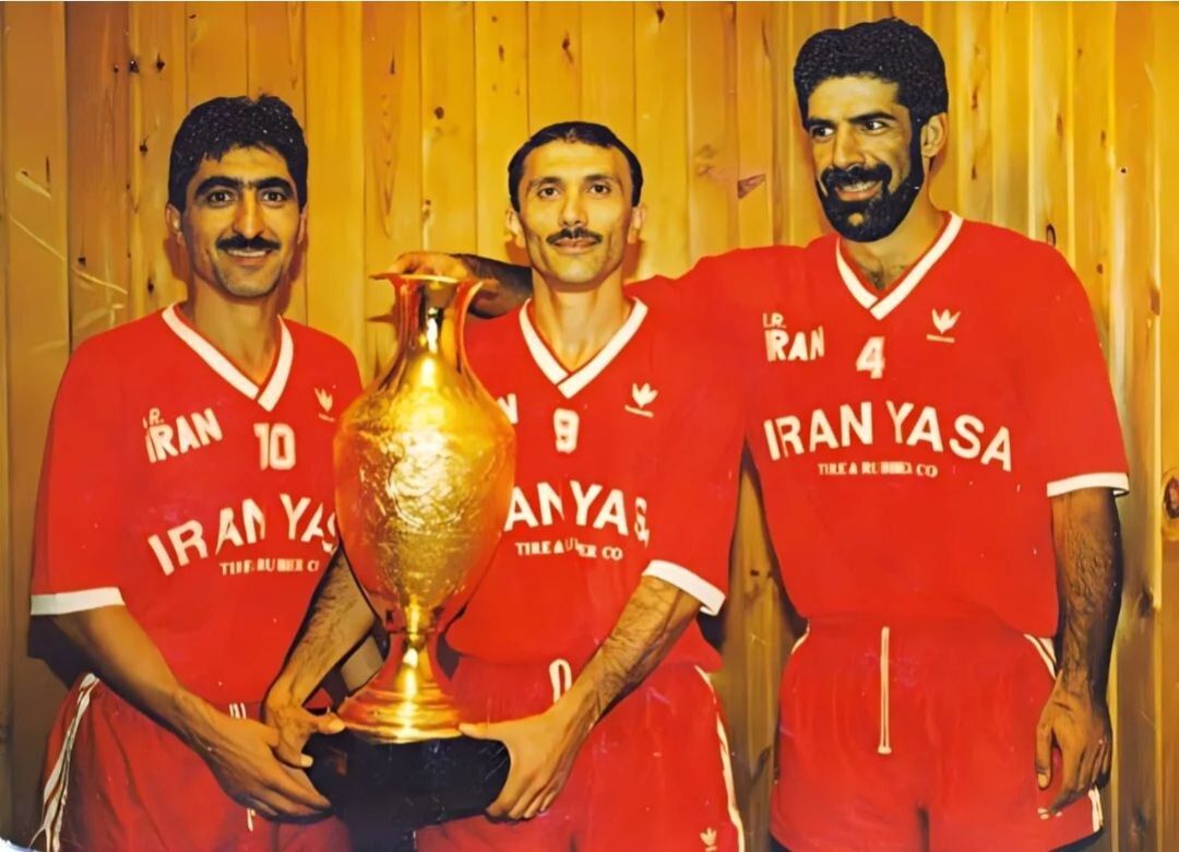 عکس تاریخی ستارگان پرسپولیس با کاپ قهرمانی آسیا عکس تاریخی ستارگان پرسپولیس با کاپ قهرمانی آسیا