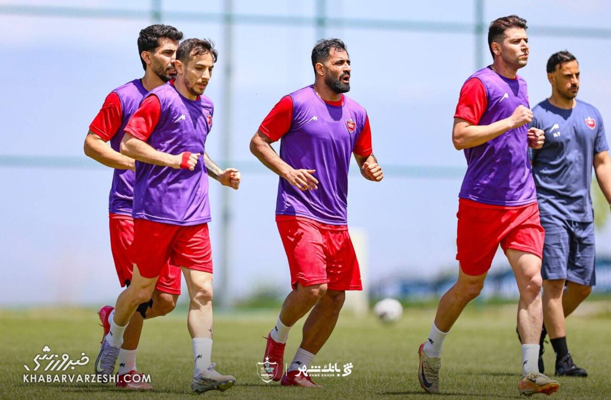 اقدام جالب ستاره ملی پوش پرسپولیس؛ قید بازوبند را زد! اقدام جالب ستاره ملی پوش پرسپولیس؛ قید بازوبند را زد!