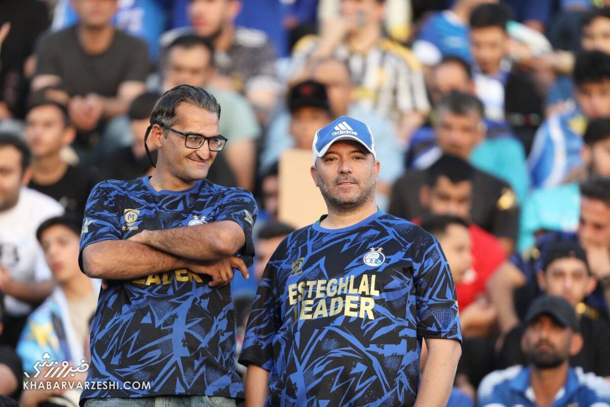 درگیری هواداران استقلال بر سر سرمربی جدید! درگیری هواداران استقلال بر سر سرمربی جدید!