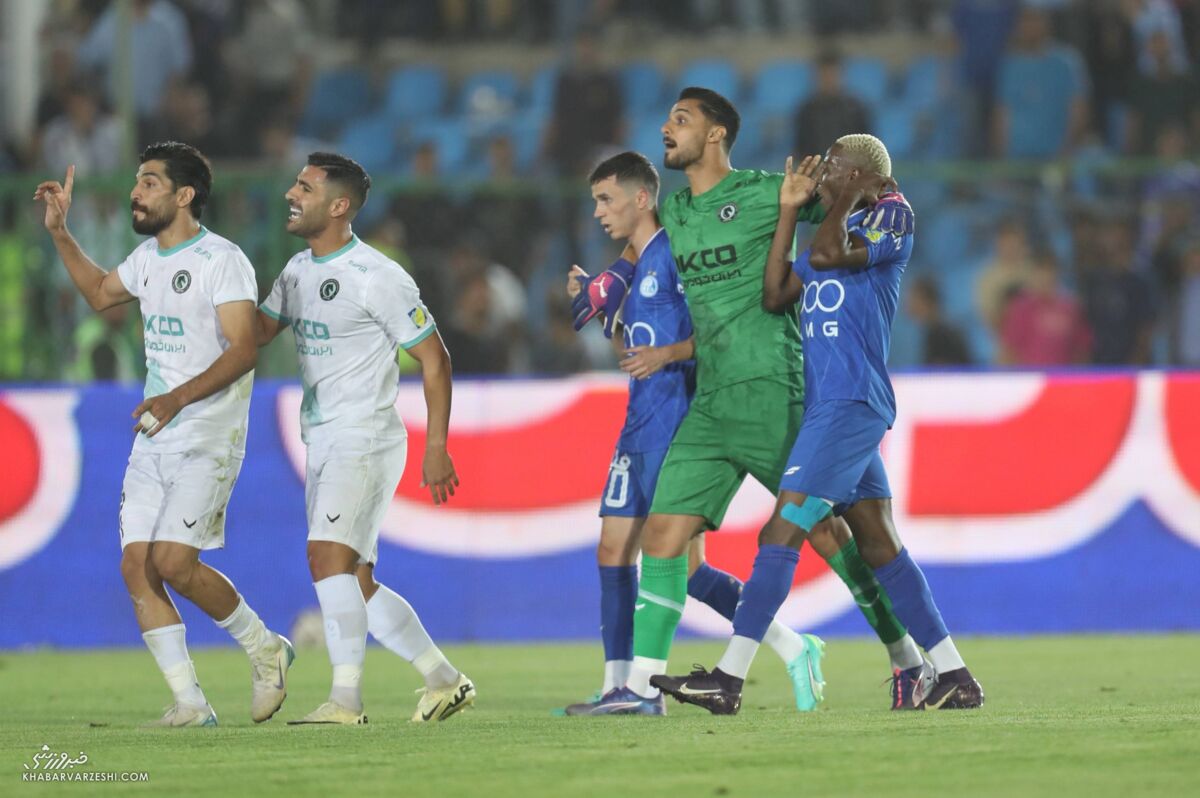 ویدیو| درگیری بازیکنان استقلال با یک پرسپولیسی/ کادر فنی دو تیم وارد معرکه شدند