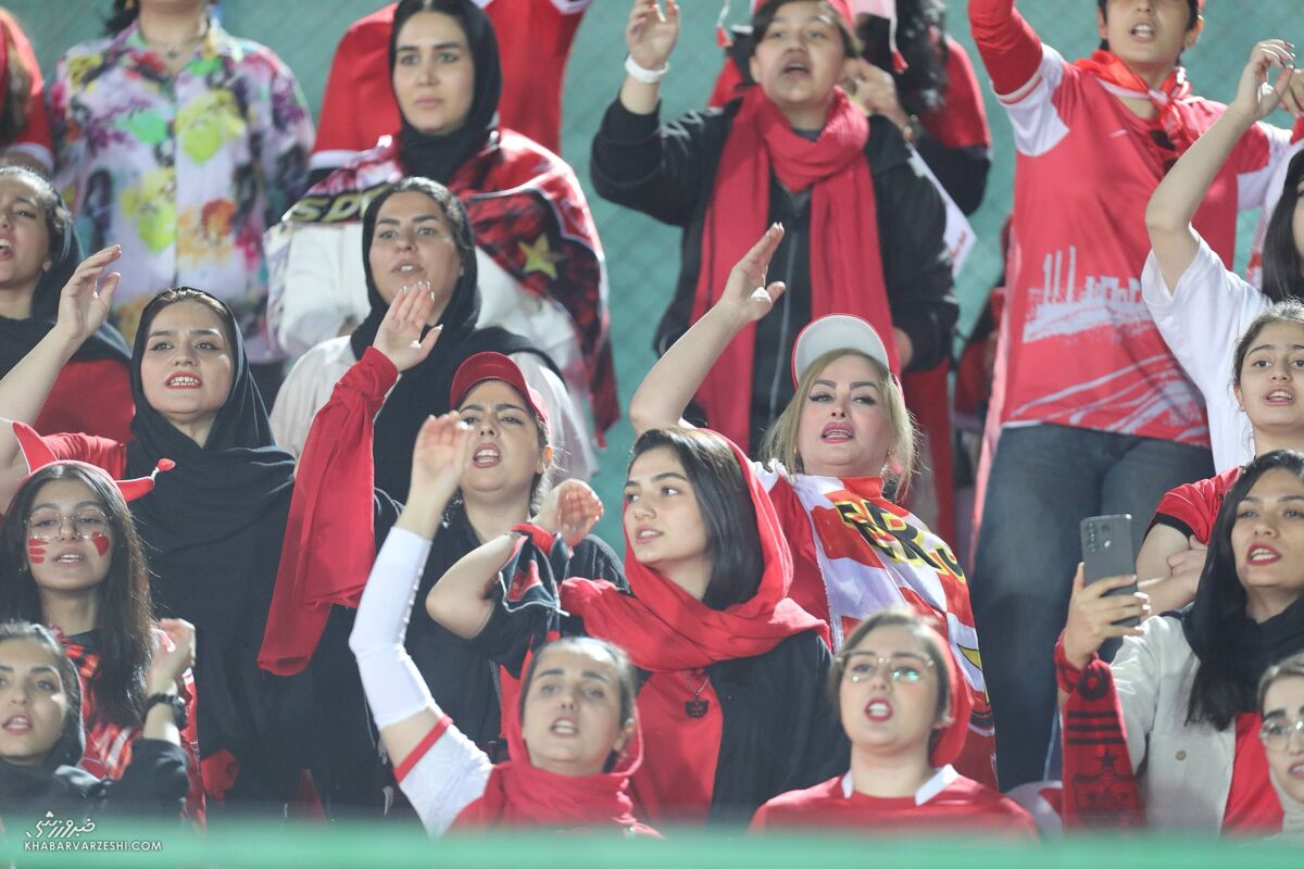 ویدیو| «حیا کن، رها کن»؛ شعار تکراری هواداران علیه وحید هاشمیان ویدیو| «حیا کن، رها کن»؛ شعار تکراری هواداران علیه وحید هاشمیان