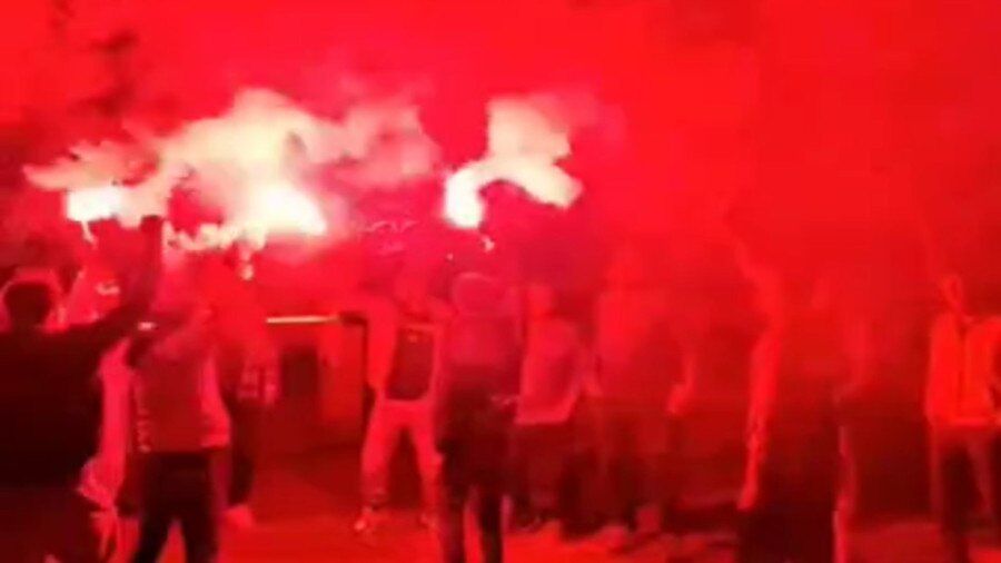 ویدیو| تجمع شبانه هواداران تراکتور مقابل هتل پرسپولیس ویدیو| تجمع شبانه هواداران تراکتور مقابل هتل پرسپولیس