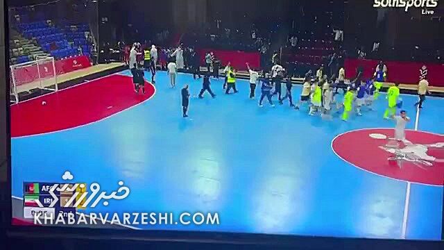 ویدیو| تهدید تکاندهنده ایرانیها توسط گزارشگر افغان: تیم امنیتی نمیآمد زنده زنده در گور میکردیمتان! ویدیو| تهدید تکاندهنده ایرانیها توسط گزارشگر افغان: تیم امنیتی نمیآمد زنده زنده در گور میکردیمتان!