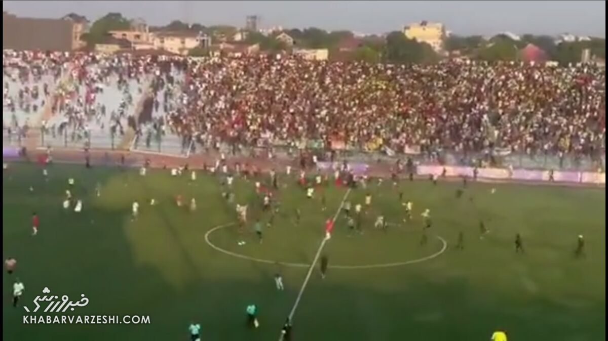 ویدیو| خشونت باورنکردنی در دربی کنگو/ حبس بازیکنان و انتقال ده ها نفر به بیمارستان! ویدیو| خشونت باورنکردنی در دربی کنگو/ حبس بازیکنان و انتقال ده ها نفر به بیمارستان!