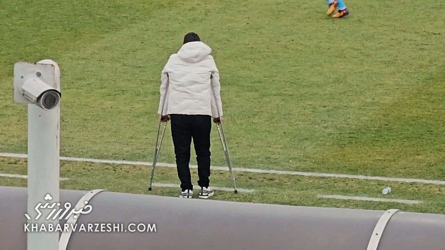 ویدیو| سرمربی رقیب پرسپولیس با عصا تیمش را هدایت میکند! ویدیو| سرمربی رقیب پرسپولیس با عصا تیمش را هدایت میکند!