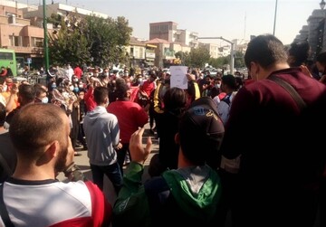 تجمع پرسپولیسی‌ها مقابل مجلس شورای اسلامی