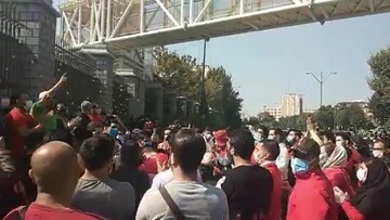 ویدیو| اعتراض هواداران پرسپولیس مقابل مجلس به مفقود شدن پاداش آسیایی تیم