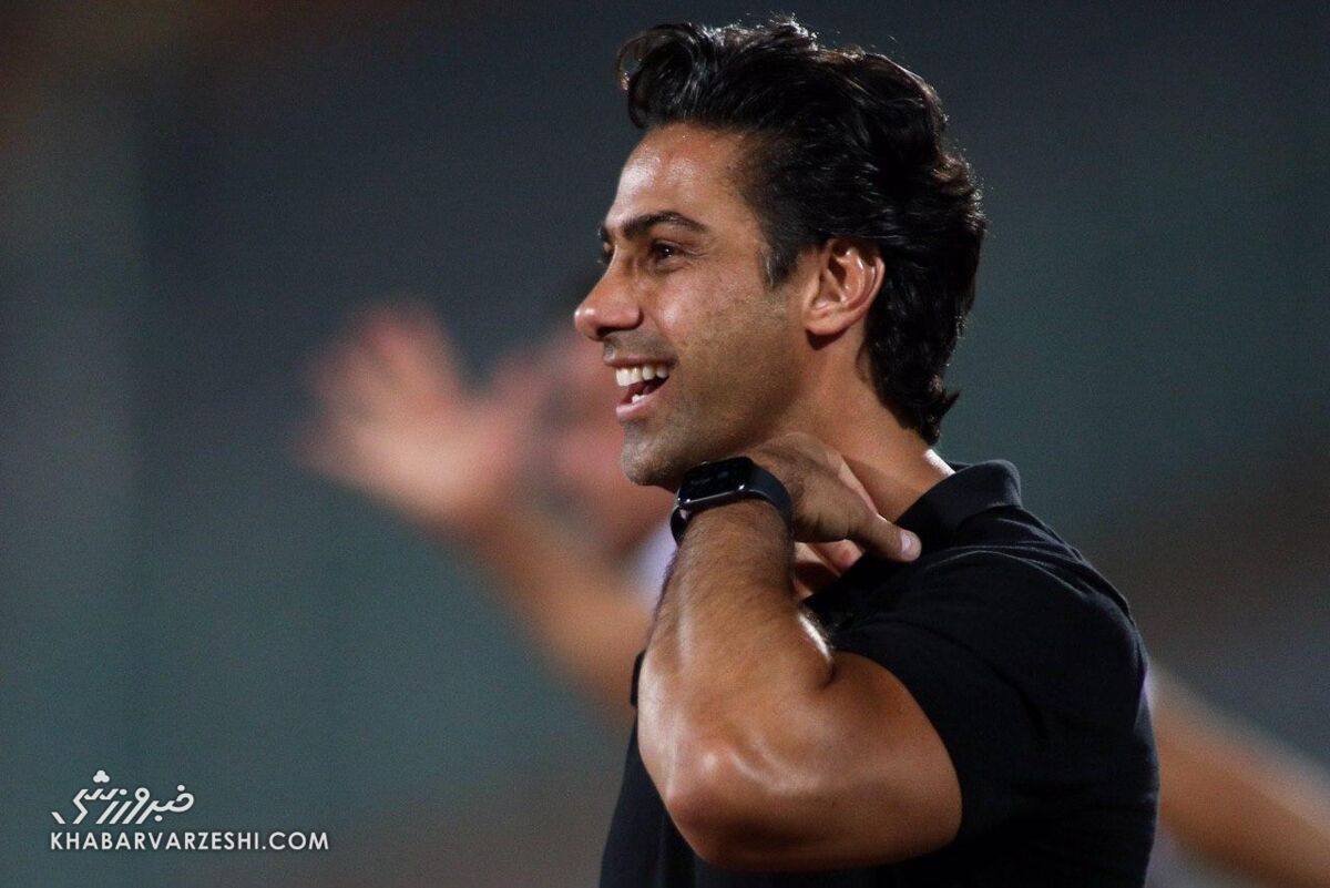 عقد قرارداد فرهاد مجیدی خارج از ساختمان باشگاه استقلال عقد قرارداد فرهاد مجیدی خارج از ساختمان باشگاه استقلال