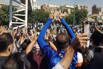 تجمع دوباره هواداران معترض استقلال مقابل مجلس 