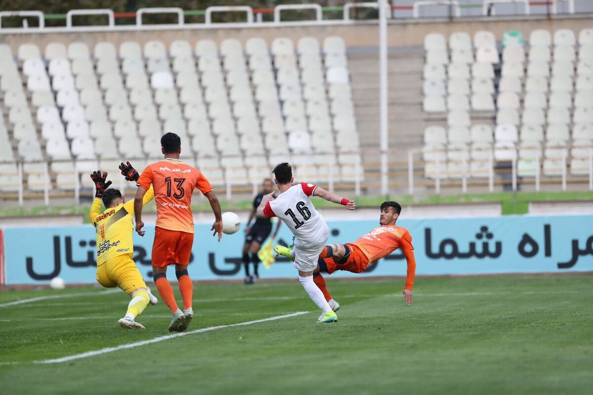 واکنش اکبرمنادی به دروازه‌بانی به‌سبک واکی بایاشی!