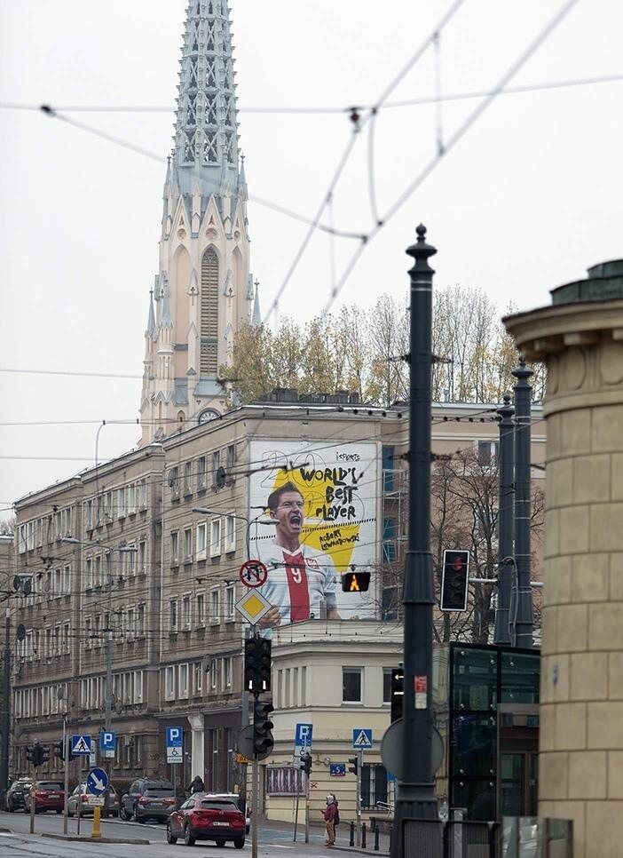 لهستانی‌ها با کشیدن یک نقاشی دیواری بزرگ از روبرت لواندوفسکی او را بهترین بازیکن جهان خواندند.