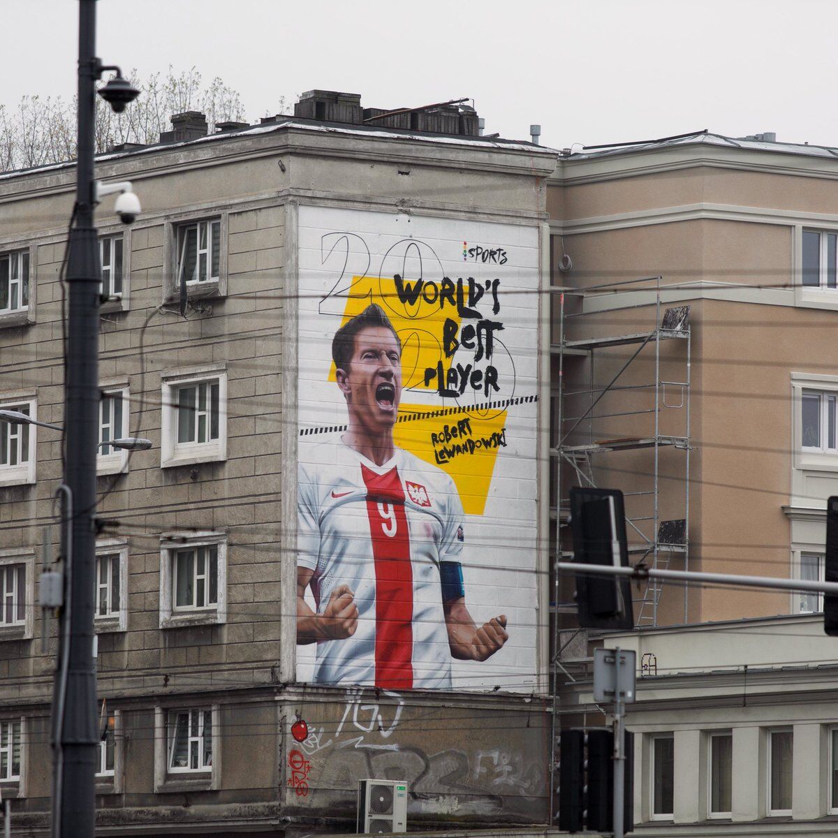 لهستانی‌ها با کشیدن یک نقاشی دیواری بزرگ از روبرت لواندوفسکی او را بهترین بازیکن جهان خواندند.