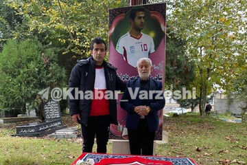 عکس| یک استقلالی بر سر مزار مهرداد اولادی