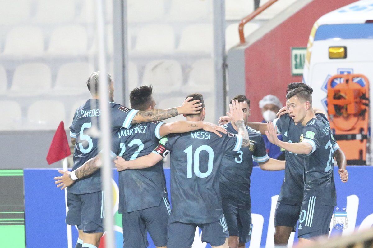 شادی بازیکنان آرژانتین بعد از گلزنی مقابل پرو