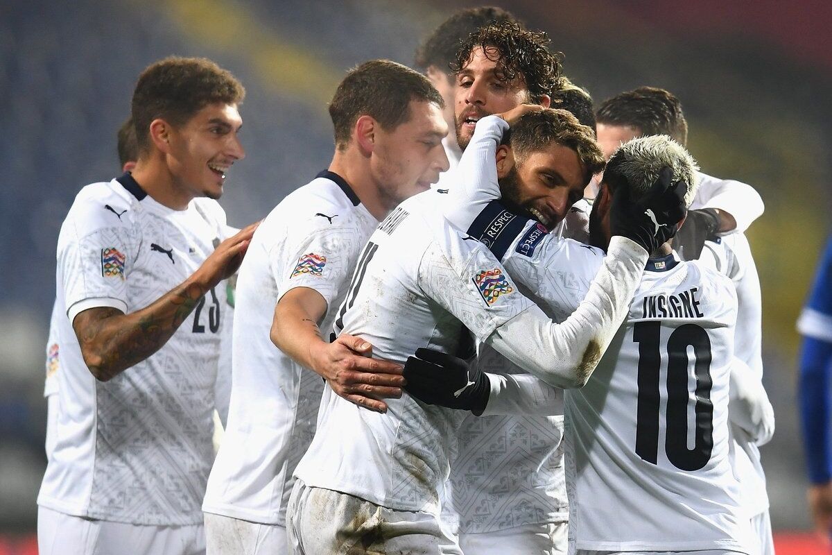 شادی بازیکنان ایتالیا بعد از گلزنی مقابل بوسنی