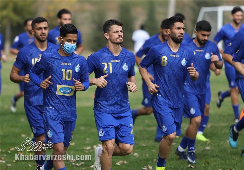 صحبتهای محمود فکری با بازیکنان و برگزاری تمرین در زمین جدید صحبتهای محمود فکری با بازیکنان و برگزاری تمرین در زمین جدید