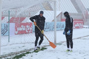 گزارش تصویری| برف بازی بازیکنان تراکتور و سپاهان در ورزشگاه یادگار امام