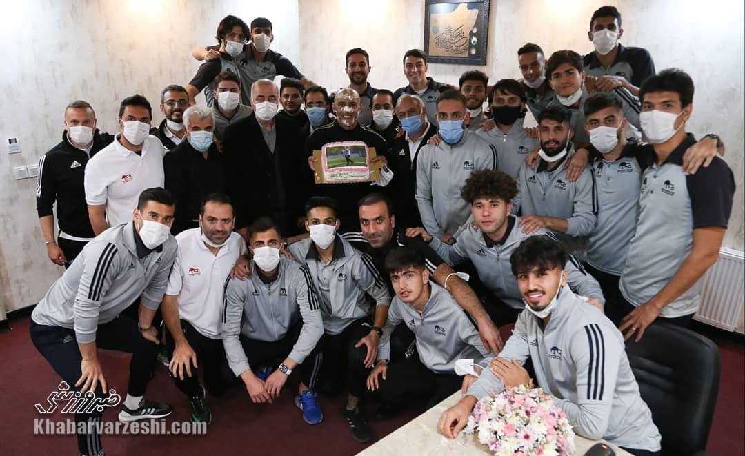 عکس| جشن تولد تراکتوری‌ها برای علیرضا منصوریان