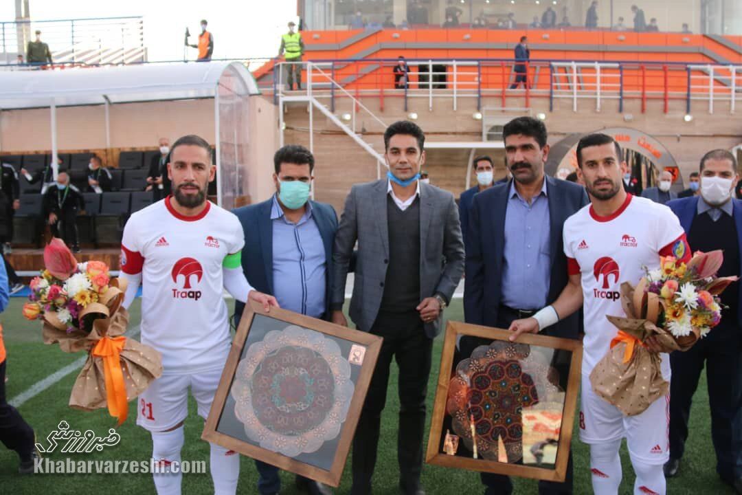 عکس| تقدیر از منصوریان و کاپیتان‌های تیم ملی در رفسنجان