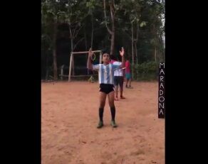 ویدیو| ادای احترام به مارادونا توسط نوجوان هندی