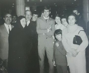 عکس| تصویری دیده نشده از ناصر حجازی در کنار پدر و مادر