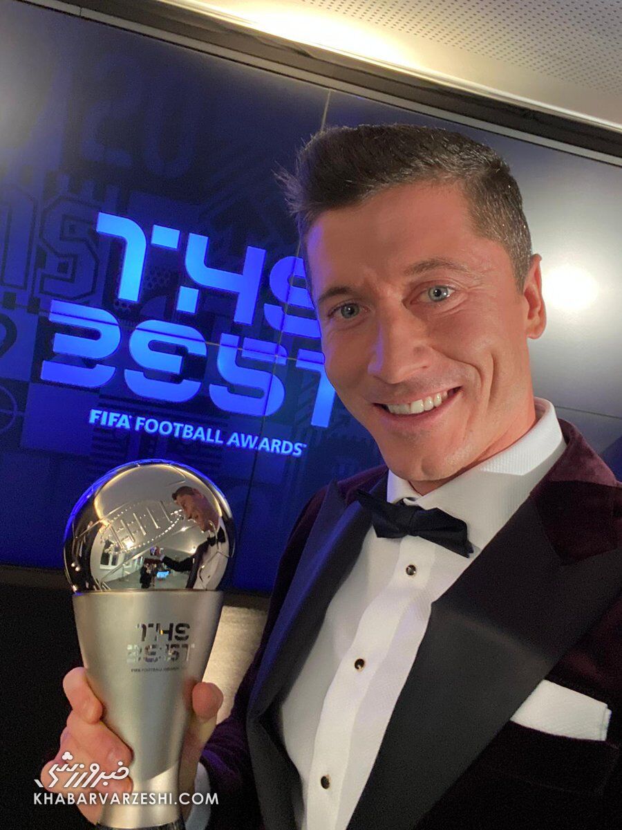 سلفی روبرت لواندوفسکی با جایزه بهترین بازیکن فیفا 2020