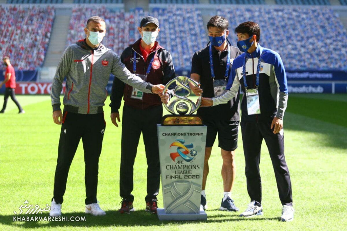 عکس| جام قهرمانی در دستان یحیی گل‌محمدی و سیدجلال حسینی