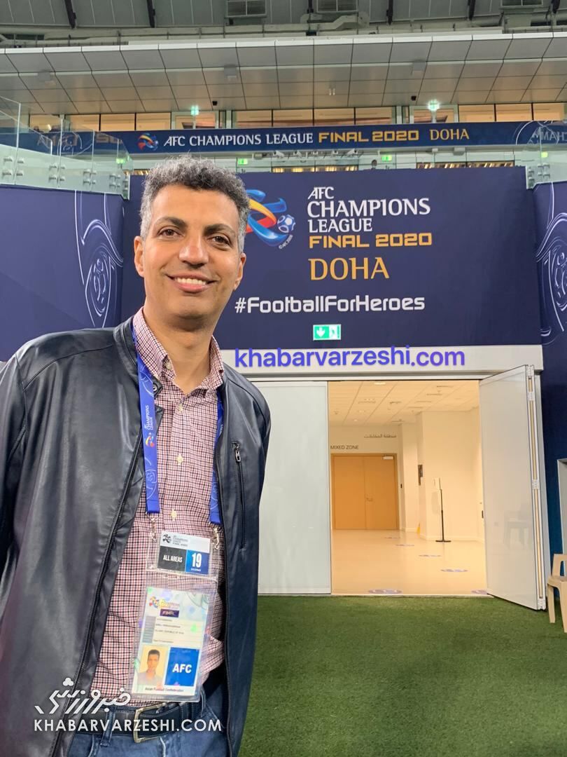عادل فردوسی پور در ورزشگاه فینال آسیا برای گزارش بازی پرسپولیس و اولسان