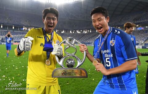 عکس| رونمایی از دو جام قهرمانی اولسان در آسیا
