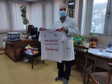 عکس| اهدای پیراهن تراکتور به پرستاران تبریزی