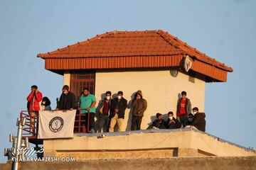 اتفاق عجیب در فوتبال ایران/ تماشاگر به ورزشگاه آمد؛ درگیری اوج گرفت!