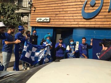عکس| تجمع هواداران استقلال مقابل ساختمان باشگاه در آستانه دربی