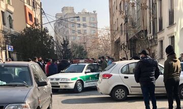 عکس| دستگیری هوادار پرسپولیس در تجمع مقابل ساختمان باشگاه
