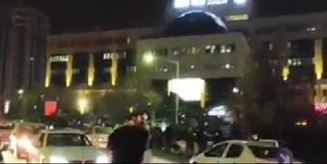 ویدیو| تجمع هواداران مهرداد میناوند مقابل درب بیمارستان لاله