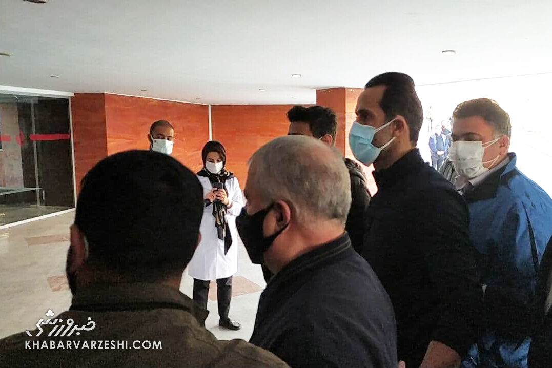 عکس| حضور علی پروین در بیمارستان برای پیگیری احوال انصاریان