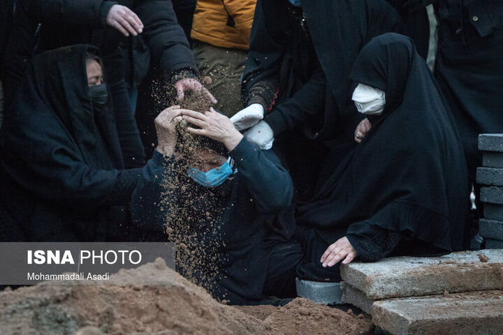 اشک و زاری مادر علی انصاریان در خاکسپاری پسرش