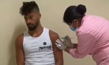 ویدیو| لحظه تزریق واکسن کرونا به رامین رضاییان