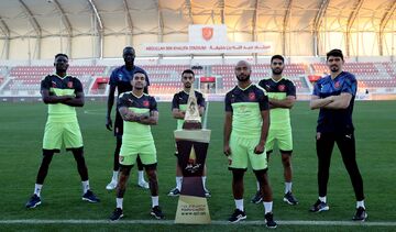 عکس یادگاری خلیل‌زاده و کریمی با جام حذفی قطر