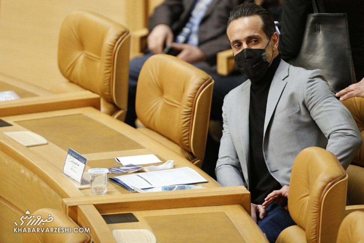 این ۹ نفر که به علی کریمی رای دادند چه کسانی هستند؟ این ۹ نفر که به علی کریمی رای دادند چه کسانی هستند؟