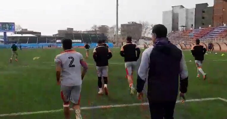 ویدیو| ورود بازیکنان سایپا و نساجی به ورزشگاه شهید وطنی