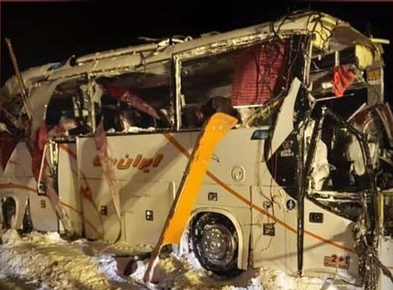 ویدیو| سقوط اتوبوس تیم محسن بنگر به دره در اثر سقوط بهمن/ ۲۰ مجروح و کشته