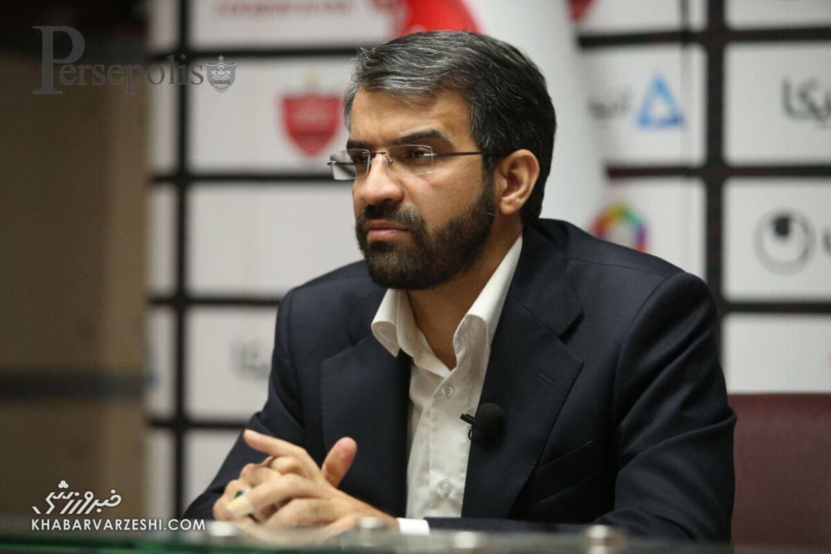 مدیرعامل پرسپولیس در واکنش به اعتراض ها برای مذاکره با آبشک/ هوادار و خبرنگار برای ما تعیین تکلیف نمی‌کنند
