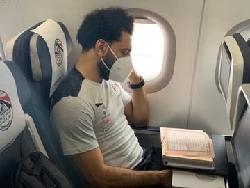 عکس| قرآن خواندن بازیکن لیورپول در هواپیما