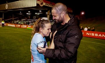 عکس| دراماتیک‌ترین اتفاق در زمین فوتبال/ یک خواستگاری خاص