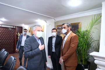 عزیزی خادم: به جای عکس یادگاری از حق مردم ایران دفاع می‌کنیم!