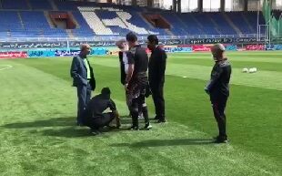 ویدیو| اعتراض کادر فنی پرسپولیس به بلند بودن چمن ورزشگاه